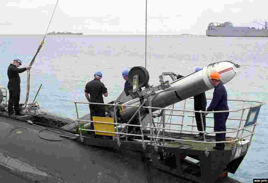 ბრიტანეთის საზღვაო ძალების პერსონალი „ტომაჰავკის“ ტიპის რაკეტას ამონტაჟებს ინდოეთის ოკეანეში მდებარე საზღვაო ბაზაზე, 2001 წლის ნოემბერი.აშშ-ის პრეზიდენტმა დონალდ ტრამპმა მოსკოვის მიმართ მზარდი იმედგაცრუება გამოთქვა სამშვიდობო მოლაპარაკებების ჩავარდნის გამო. ამბობენ, რომ „ტომაჰავკის“ პოტენციური მიწოდება კვლავ ახსენეს ცოტა ხნის წინ, მას შემდეგ, რაც თეთრი სახლი ეძებდა გზას, რომ კრემლს „ეგრძნო ტკივილი“ მის მიერ დაწყებული ომის გამო.