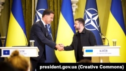 Președintele Ucrainei, Volodimir Zelenski, și secretarul general al NATO, Mark Rutte (stânga). Kiev, 22 august 2025.