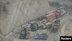 په تورخم کې د ايسارو شويو ګاډو ډرېوران د لارې خلاصېدو ته انتظار کوي ـ انځور له ارشيفه