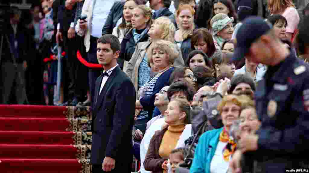 "Пирамида" мәдәни-күңел ачу үзәге каршында бер төркем халык мөселман киносы кунакларын каршы алды