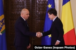 Ilie Bolojan, premierul României începând cu 23 iunie 2025, și președintele Nicușpr Dan, la ceremonia de depunere a jurământului, la Palatul Cotroceni.
