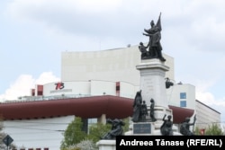Statuia lui Ion C. Brătianu, premierul liberal al României în timpul Războiului de Independență din 1877-1878. Monumentul inițial a fost distrus de comuniști, dar Partidul Național Liberal a supraviețuit subteran, chiar și în închisori. A reintrat îm legalitate imediat după Revoluția din 1989.