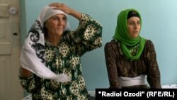 Мошариф Азимова ва келини нобинояш Зулфия Мирзоева дар таваллудхона.