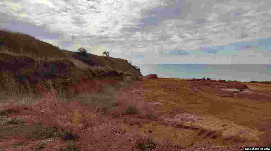 Кар'єр має максимальні розміри близько 400 на 190 метрів, площа розробки 62 700 квадратних метрів