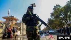 یو طالب وسله وال په کابل کې پر پوځي روغتون د داعش ډلې تر برید وروسته د پهرې پر مهال - د ۲۰۲۱ز کال د نومبر میاشتې انځور.