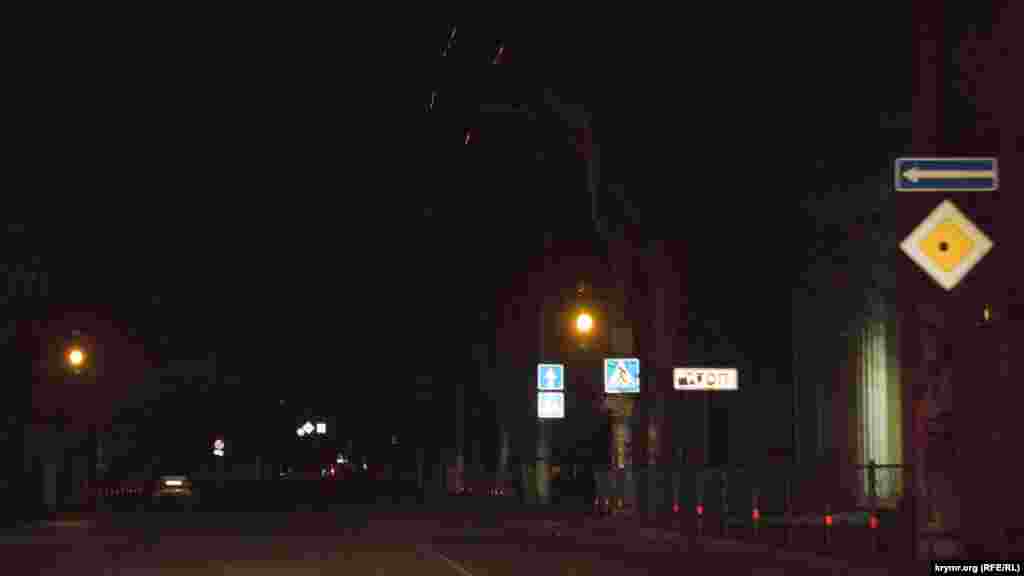 По вулиці Карла Маркса світла немає, вогники з'являються тільки ближче до проспекта Кірова