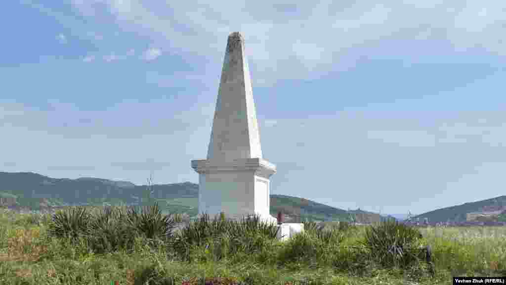За декількасот метрів від селища розташований пам'ятник англійцям, загиблим у Балаклавській битві, що відбулася 25 жовтня 1854 року. Найбільш трагічна її частина&nbsp;&ndash; атака Легкої бригади лорда Кардигана&nbsp;&ndash; стала хрестоматійною не тільки в англійській літературі. В результаті невдалої атаки на російські позиції загинуло 129 з 673 кавалеристів, серед яких було багато вихідців з найвідоміших британських родин