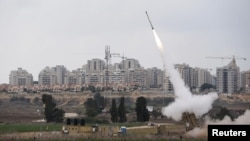 Ysraýylyň Aşkelon şäheriniň ýakynda “Iron Dome” atly raketadan goranyş sistemasy öňüni alyjy raketa atýar, 19-njy noýabr.