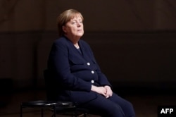 آنگلا مرکل هنگام شرکت در مراسم قربانیان ویروس کرونا در برلین، ۱۸ آوریل ۲۰۲۱