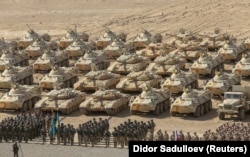 Российские, казахстанские и белорусские военные на учениях ОДКБ у афганской границы в Таджикистане в октябре 2021 г.