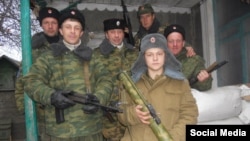 Попереду інших бойовиків 16-річний Вадим Шніп, озброєний РПГ-18