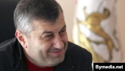 По мнению политолога, Эдуард Кокойты, проживший последние пять лет в России, хорошо понимал, что ценз оседлости не позволит ему принять участие в выборах президента