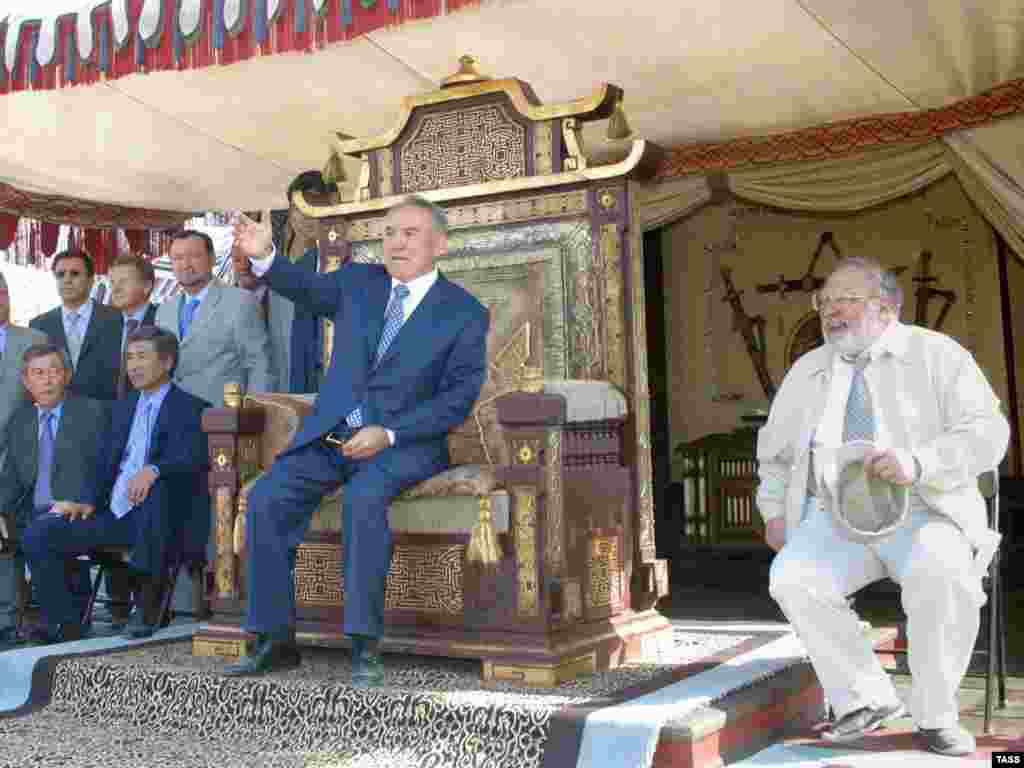 Президент Назарбаевтың тұсында Қазақстанда жоғарғы заң шығарушы орган - парламент бірнеше рет таратылды. Парламентті кезекті рет таратқан соң, 1995 жылдың наурыз айынан 1996 жылдың қаңтарына дейін президент Назарбаев заң шығару өкілетін өзіне алып, заң күші, тіпті, конституциялық заң күші бар ондаған жарлық шығарды. Осы кезеңде Қазақстанда Негізгі заң қайта жазылып, 1995 жылы 30 тамыз күні бүкілхалықтық референдум арқылы жаңа Конституция қабылданды. Суретте: Нұрсұлтан Назарбаев (ортада - "хан тағында") "Көшпенділер" фильмін түсіру кезінде. 17 ақпан 2004 жыл.