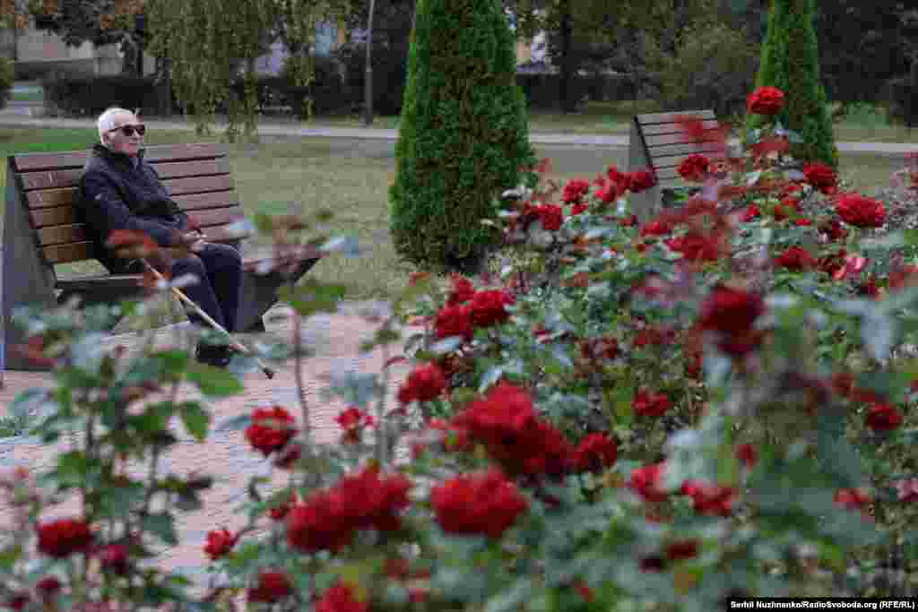 Пажылы мужчына адпачывае ў парку на праспэкце Міру