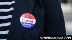 SUA - Lisa O. poartă un sticker autocolant „Am votat astăzi!” după ce și-a exprimat votul la Primăria din Philadelphia, Pennsylvania 