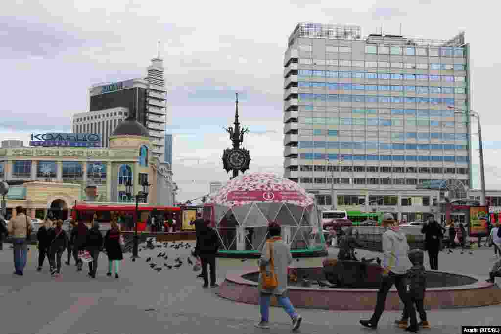 "Визит Татарстан" бренды белән Казанның туристлар күп йөри торган урыннарында мәгълүмат үзәкләре булдырылган. Тик аларның күбесендә хезмәткәрләр татар телен белмәү сәбәпле, татарча мәгълүмат алып булмый