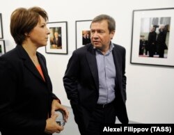 Valentin Yumashev (djathtas) dhe gruaja e tij Tatyana Dyachenko, vajza e Boris Yeltsin, thuhet se kanë qasje në nivelet më të larta të pushtetit në Rusi.