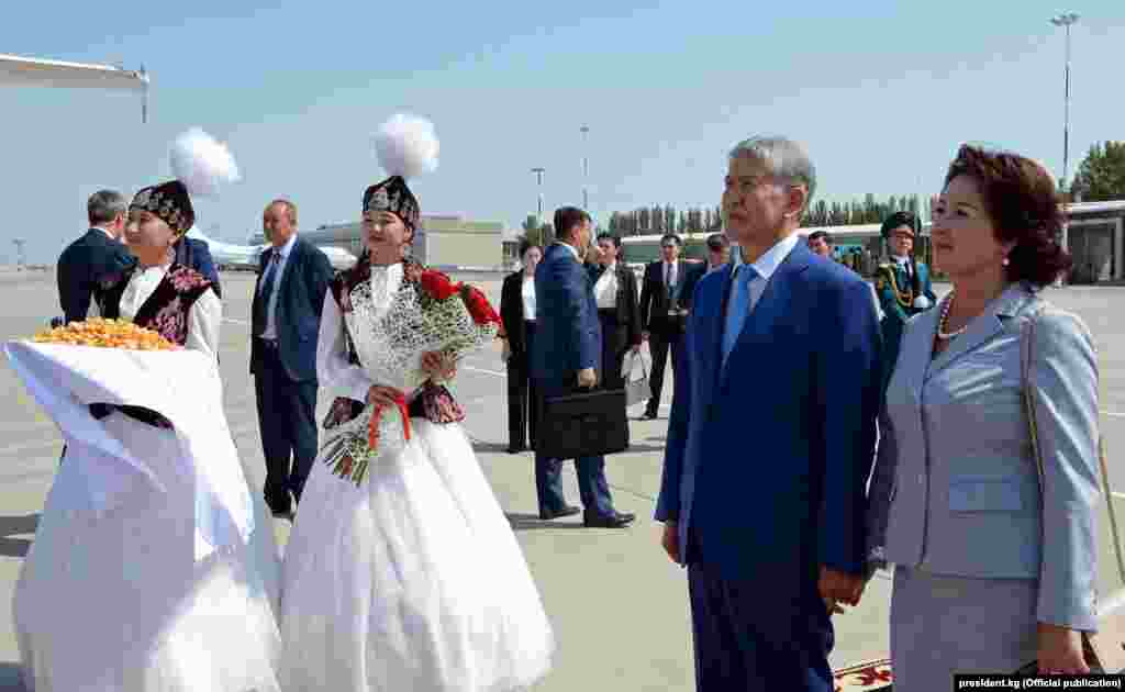 "Манас" аба майданынан Улуттук гвардиянын ардак кароолунун коштоосунда өзбек президенти жана анын жубайы Зироатхан Мирзиёеваны кыргыз лидери жубайы Раиса Атамбаева менен бирге тосуп алышты.