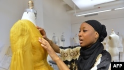 Мусульманский дизайнер Нзинга Найт рядом с одной из своих работ в студии. Нью-Йорк, 19 августа 2012 года.