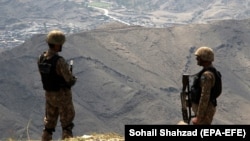 په خیبر کې پاکستاني سرتېري پهره کوي ـ پخوانی انځور.