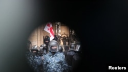 საპოლიციო ძალები პარლამენტთან "უცხოეთის აგენტების" კანონის წინააღმდეგ საპროტესტო აქციაზე