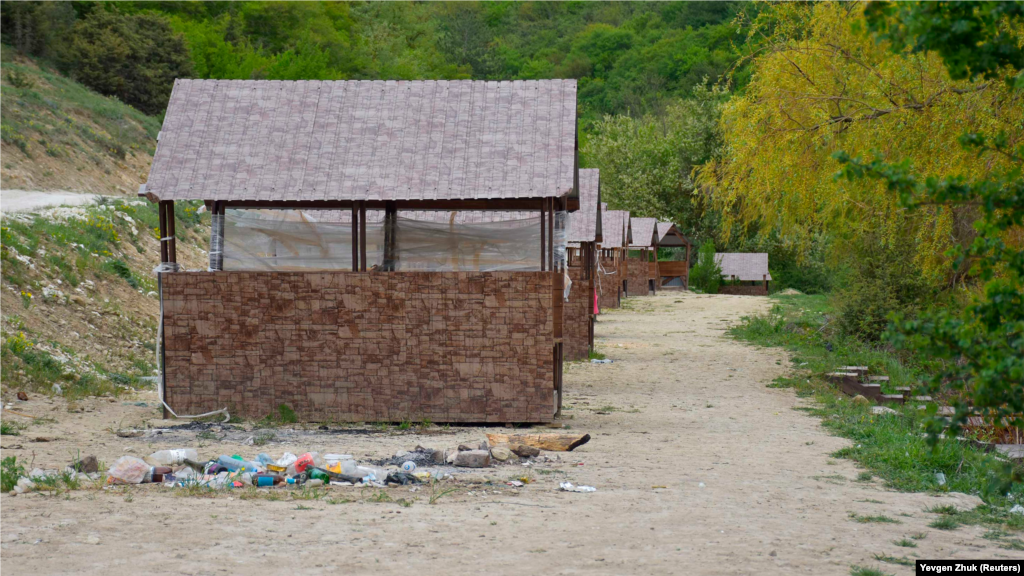 У 2020 році на березі Тернівського ставка якісь бізнесмени побудували дерев'яні альтанки і встановили шлагбаум, щоб організувати елітну риболовлю. Після протестів місцевих жителів і втручання російської прокуратури бізнес згорнули