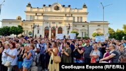 Кадър от София, където протестното шествие тръгна от Съдебната палата и стигна до площад „Народно събрание“, 18 юли 2025 г.