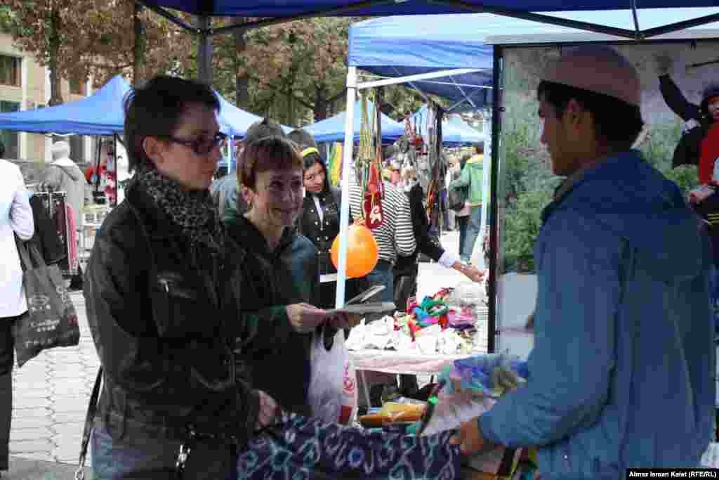 Знаменитый маргиланский шелк из Ферганской долины.