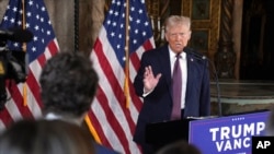 ټرمپ د جنورۍ پر اوومه په فلورېډا کې خبري غونډې ته وینا کوي. 