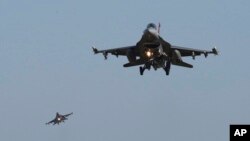 Două avioane F-16 ale Forțelor Aeriene ale SUA, dislocate la Baza 86 Aeriană Fetești, care se aflau în misiune de patrulare în spațiul aerian al României, au preluat avionul la intrarea ilegală în România.