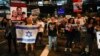 Qytetarë izraelitë në Tel Aviv, më 21 nëntor, duke kërkuar lirimin e pengjeve nga Hamasi.