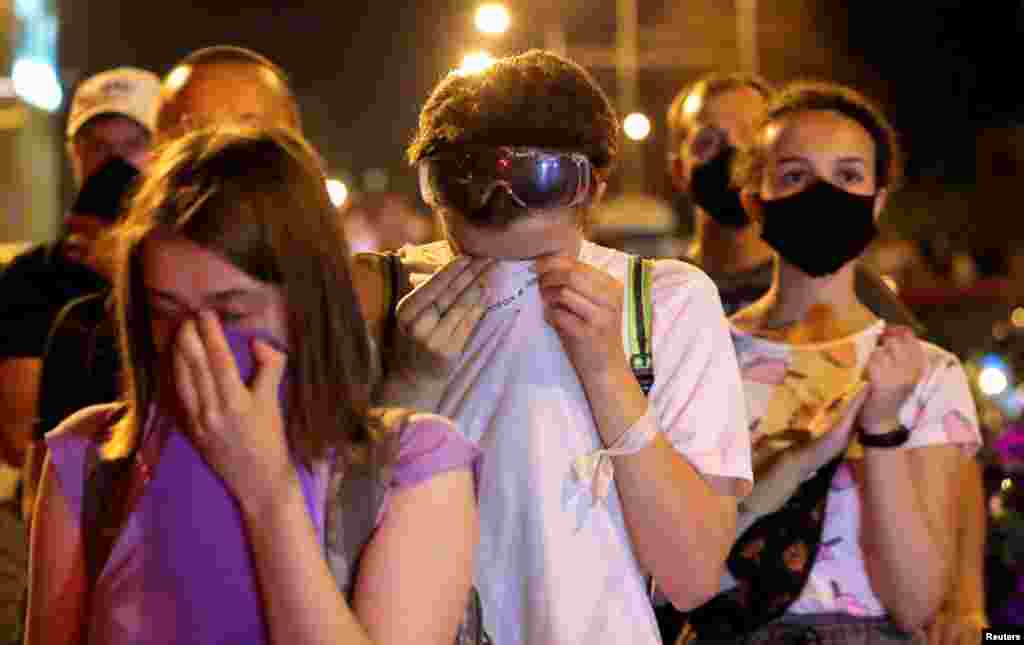 "Настоящее время" телеарнасының тілшісі полицияның наразыларға қарсы жас ағызатын газ шашқанын хабарлады.