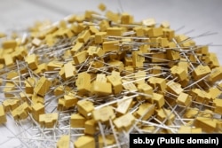 Kondensatorë të gradës ushtarake të prodhuar nga fabrika Manalit me seli në Vitsebsk.