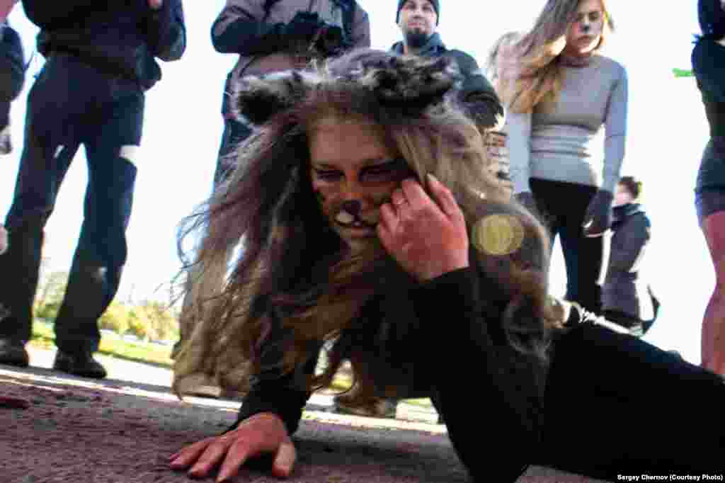 "Раньше я просто об этом не задумывалась,&nbsp;&ndash;&nbsp;жила, как все. Мы занимаемся этой борьбой именно потому, что большинство людей вообще не думают об этой проблеме",&nbsp;&ndash;&nbsp;говорит активистка общества защиты животных "Вита".&nbsp;