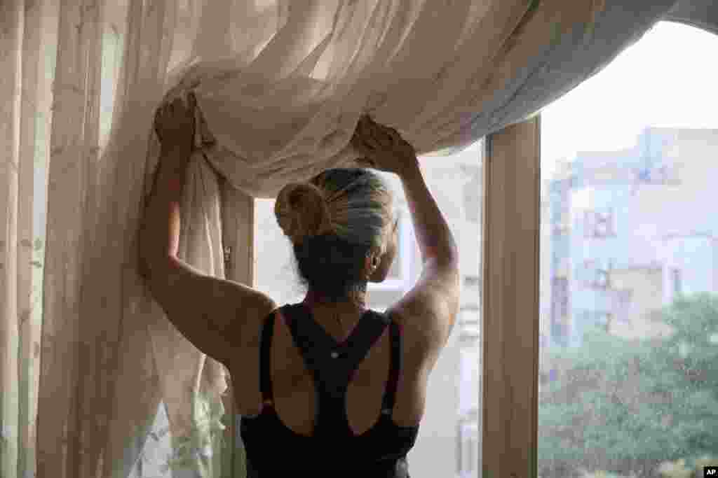 در دوران جنگ، خانۀ مریم و دخترش مستانه که معمولاً پر جنب‌وجوش بود، ساکت شد. پیش از جنگ، مریم ساعت شش صبح بیدار می‌شد، به باشگاه می‌رفت و سپس به محل کارش در یک هوتل. اما با شروع بمباران هوتل تعطیل شد و برنامۀ ورزشی او هم به‌ هم ریخت. شب‌ها نمی‌توانست بخوابد و روزها دیر بیدار می‌شد.