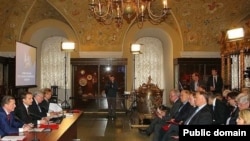 Русия тарих җәмгыяте утырышларының берсендә президент администрациясе җитәкчесе Сергей Иванов та катнаша. 23 февраль 2013