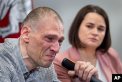 Сяргей Ціханоўскі на прэс-канфэрэнцыі пасьля вызваленьня. Вільня, 22 чэрвеня 2025 году