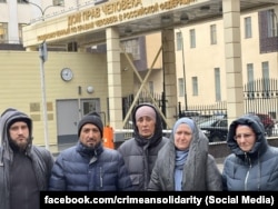 Участники инициативной группы у Дома прав человека в Москве с матерями крымчанок Эсмы Ниметулаевой, Насибы Саидовой, Эльвизы Алиевой и Февзие Османовой, которых ФСБ обвиняет в терроризме, октябрь 2025 года