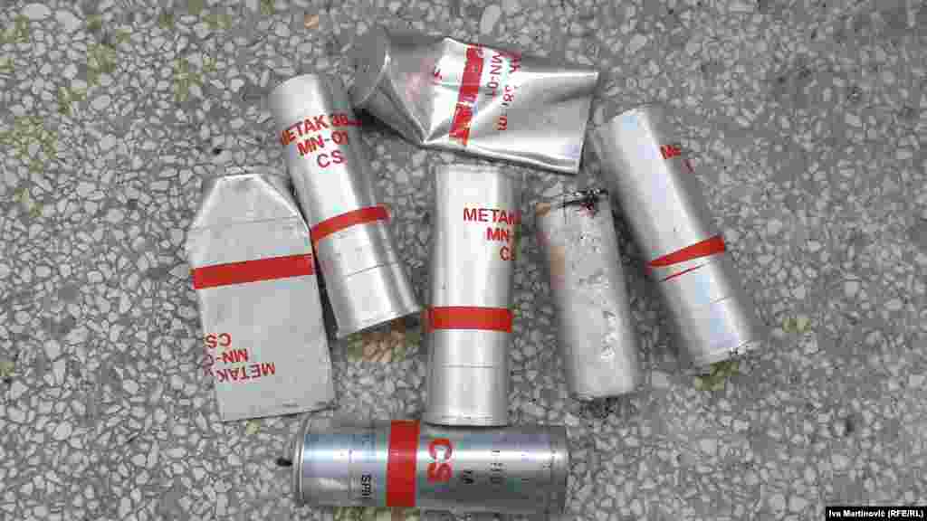 Reporteri Radija Slobodna Evropa zabeležili su posle protesta ispred Skupštine Srbije 10. jula patrone suzavca sa oznakama "Metak 38mm MN-01 CS", od kojih su neki prozvedeni 1990., a neki 2012. godine. Pronašli smo i patrone bez ikakvih obeležja.