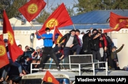 Parlament saýlawlarynyň netijelerinden närazy bolan adamlar. Bişkek, 2020-nji ýylyň 5-nji oktýabry.