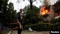 په کییف کې یو ژوبل کس د خپل کور مخې ته ولاړ دی - د جولای ۳۱مې انځور