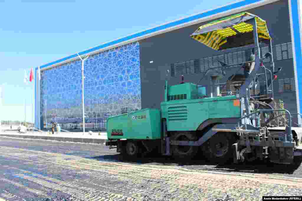 Спортивный комплекс компании "Газпром", строившийся рядом, завершен "под ключ". &nbsp;