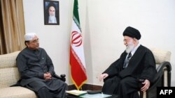 ایران. د ایران مذهبي مشر ایت الله خامینايي او د پاکستان ولسمشر آصف علي زرداري د پاک - ایران ګېس نللیکې په باب خبرې کوي. ۲۷ فبروي ۲۰۱۳م کال