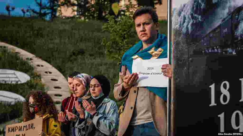 Чоловік стоїть із плакатом, де написано &laquo;2014. Онукам в'язниця&raquo;