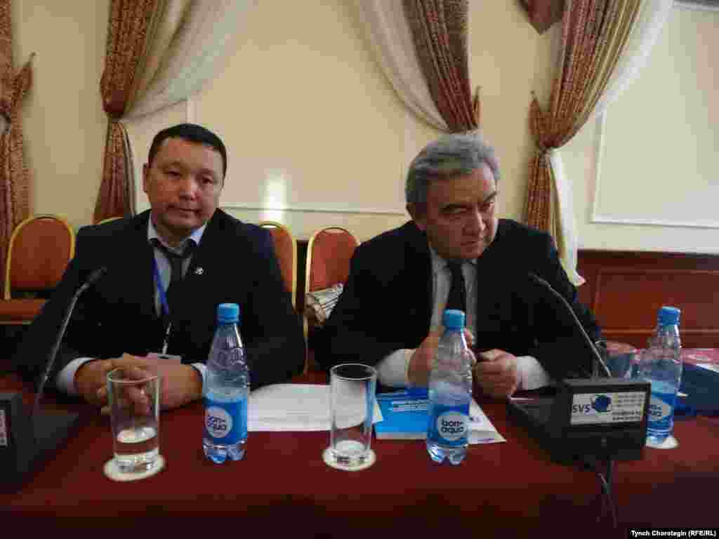 "Сталиндик репрессиянын күнөөсүз курмандыктары элдин эсинде" аттуу эл аралык илимий жыйын маалында. Оңдон - Абылабек Асанканов (КР УИАсынын Тарых жана маданий мурас институтунун директору), тарыхчы Жеңишбек Дүйшеев. 08.11.2017.