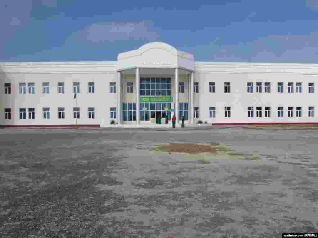 Türkmengala etrabynyň "Täze oba" daýhan birleşiginde gurlan täze mekdep.