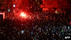 Câteva sute de studenți și alți cetățeni au blocat intrarea în sediul televiziunii sârbe de stat. 11 martie 2025