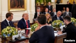 АКШ президенти Дональд Трамп, Украинанын лидери Владимир Зеленский жана европалык лидерлер Ак үйдө, 18-август, 2025-жыл