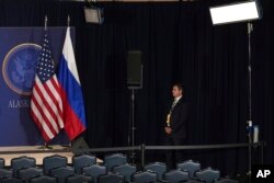 Pregătiri în locul în care președintele Statelor Unite, Donald Trump și președintele Rusiei, Vladimir Putin, vor participa la o conferință de presă comună la Baza Comună Elmendorf-Richardson, Alaska, vineri, 15 august 2025.