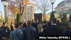 Ислам Каримовго орнотулган эстелик.